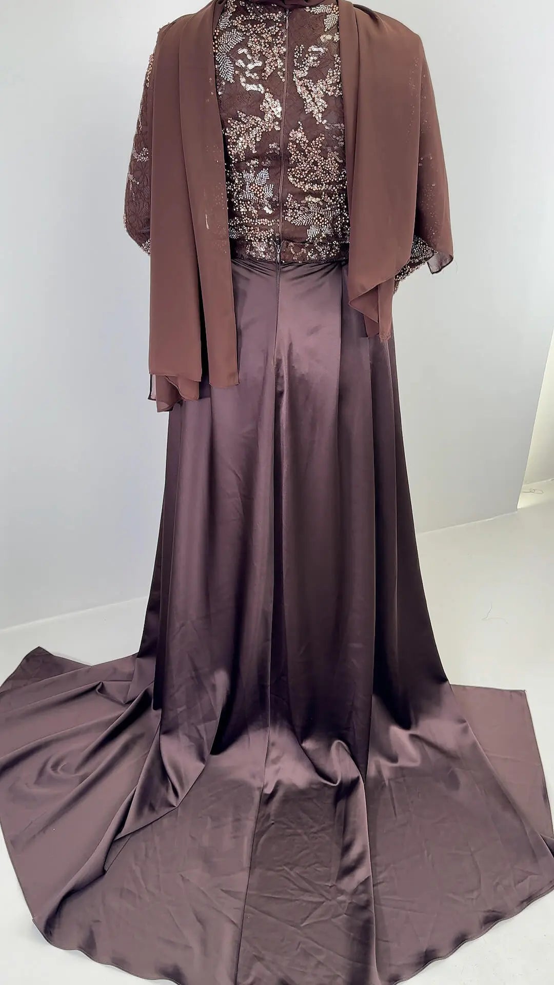 Azmia aftonklänning brun med Hijab