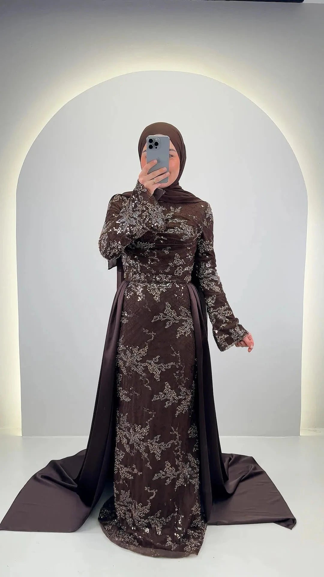 Azmia aftonklänning brun med Hijab