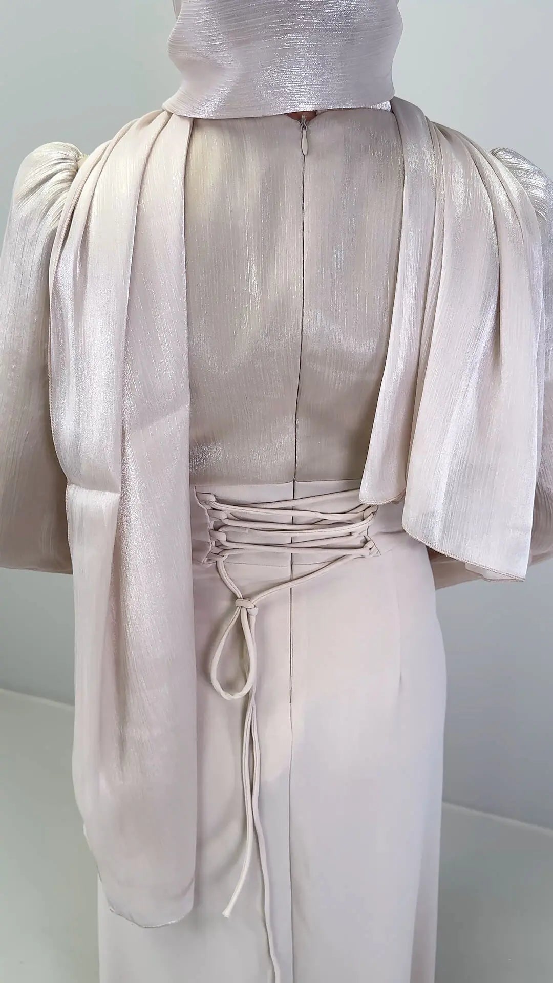 Yarenay aftonklänning beige