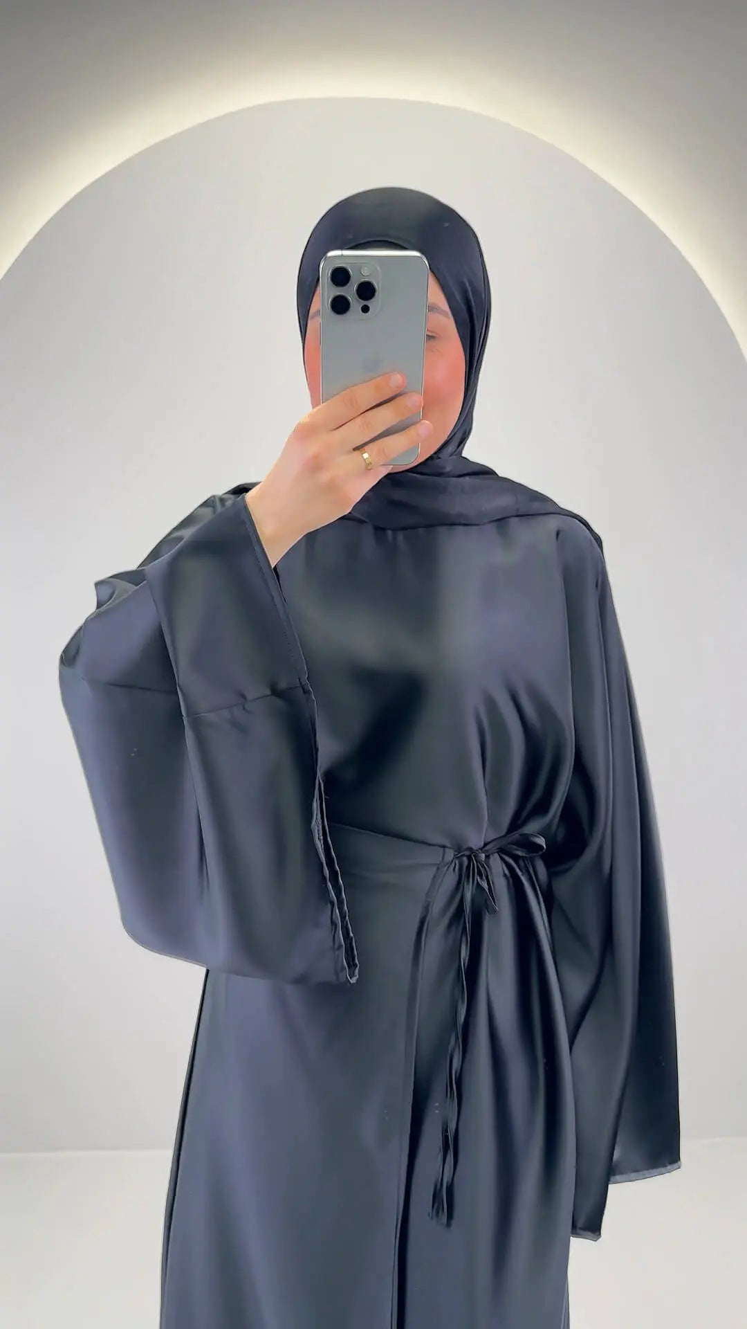 Nesa Abaya Schwarz
