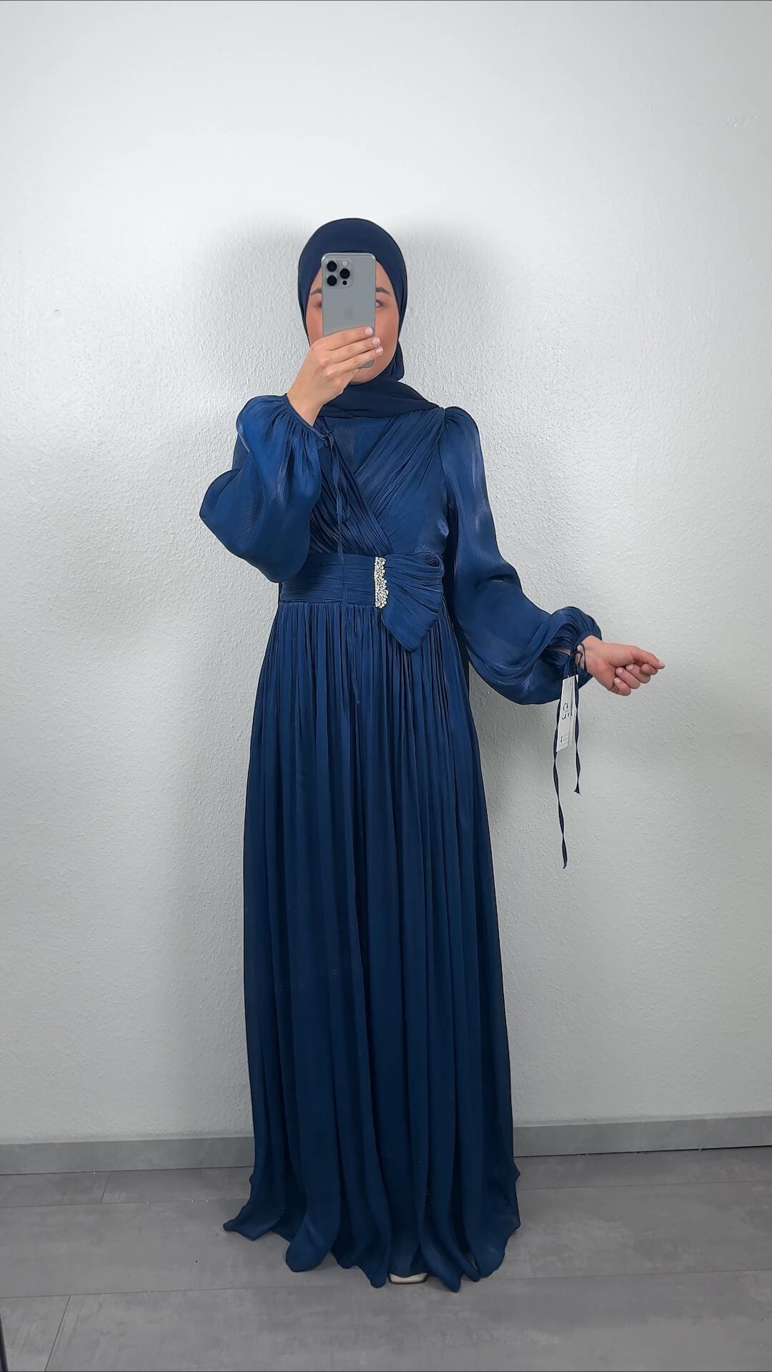 <tc>L</tc>eyna aftonklänning mörkblå