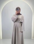 Lia klänning taupe
